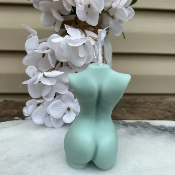 Hand Poured Soy Wax Candle- White Eucalyptus - Picture 3 of 4